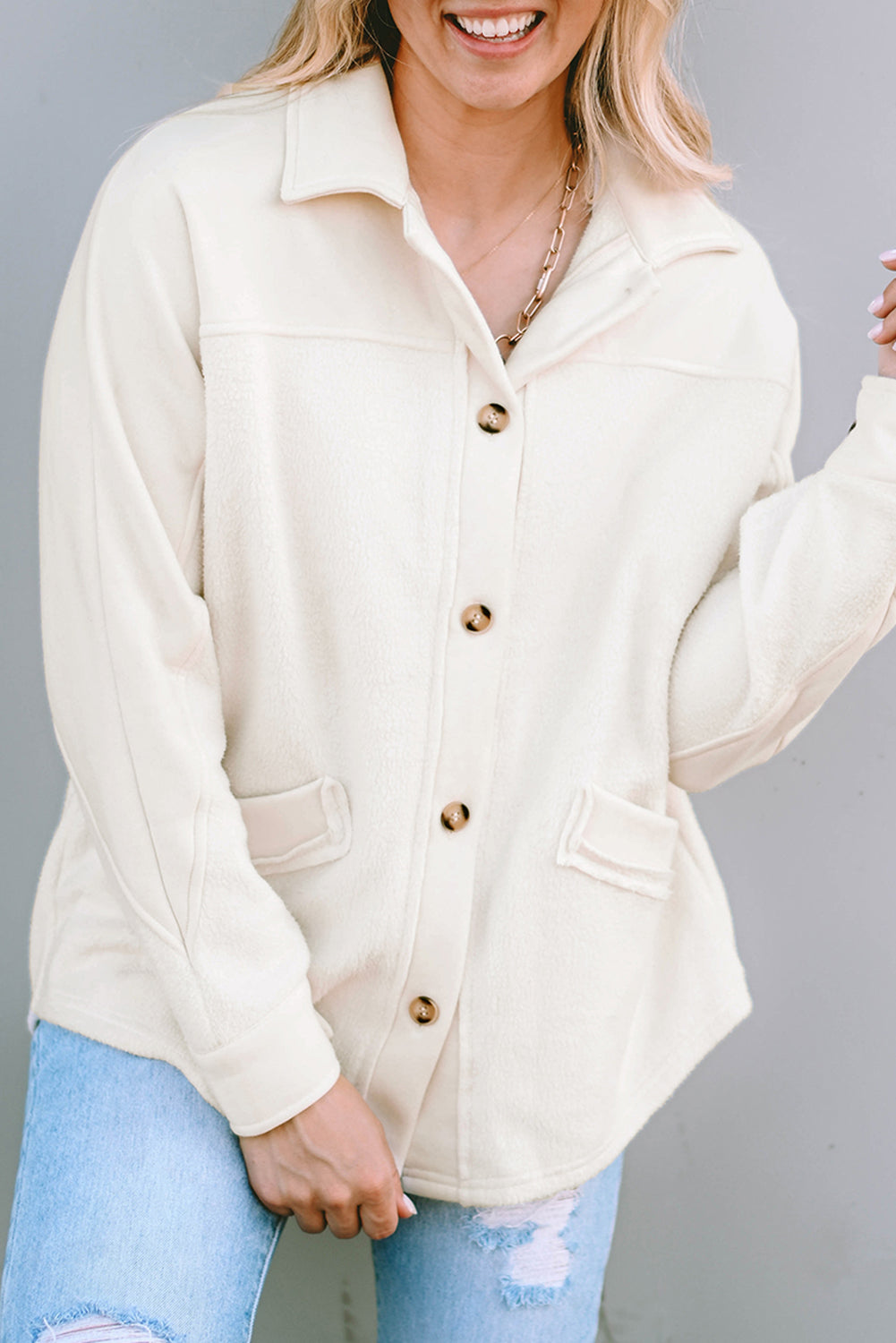 Beige gestikte zak met knoopsluiting en onafgewerkte zoom