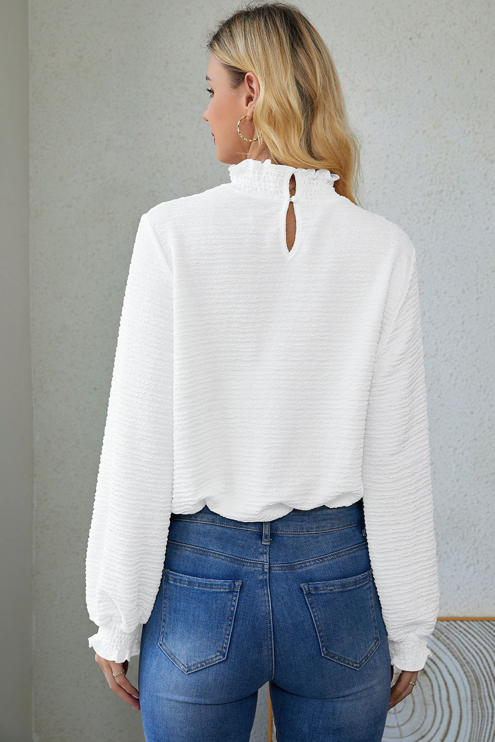Witte blouse met gesmokte hals en bisschopsmouwen met ruches