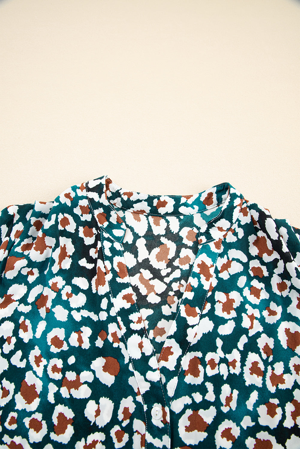 Blauwe overhemdjurk met ruches en luipaardprint met bubbelmouwen