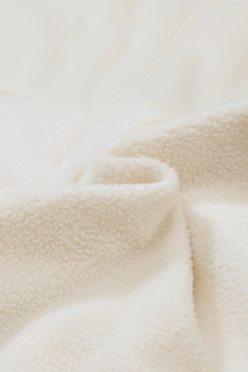 Beige gestikte zak met knoopsluiting en onafgewerkte zoom