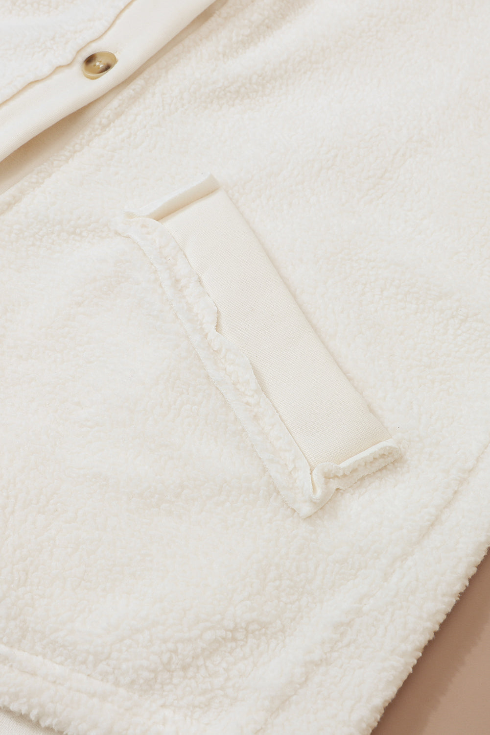 Beige gestikte zak met knoopsluiting en onafgewerkte zoom