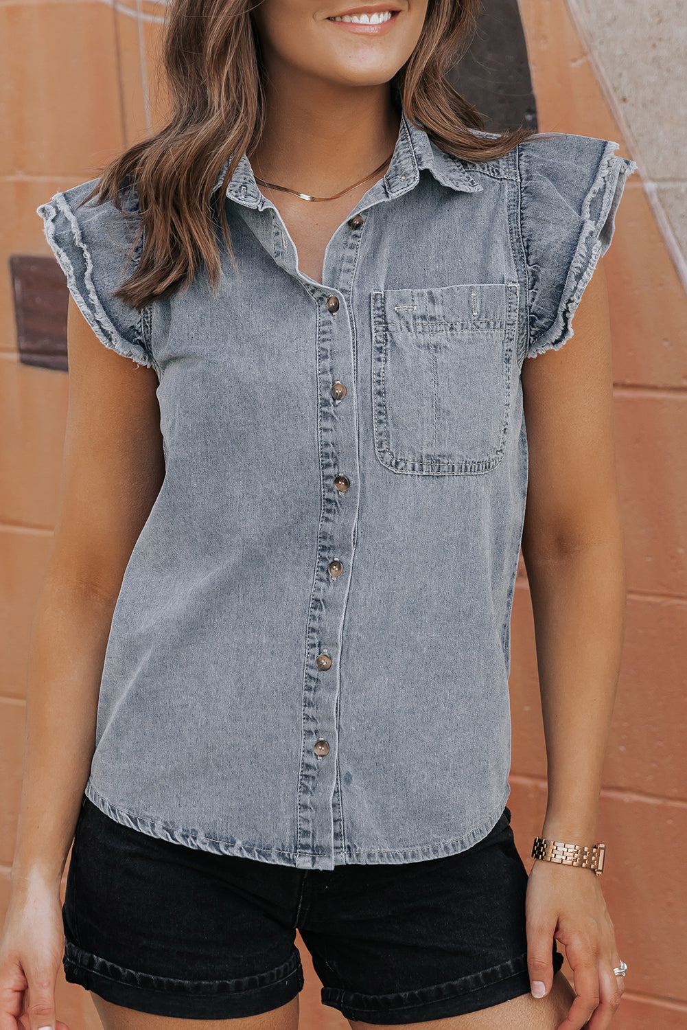 Beau blauw denim overhemd met gerafelde mouwen en ruches