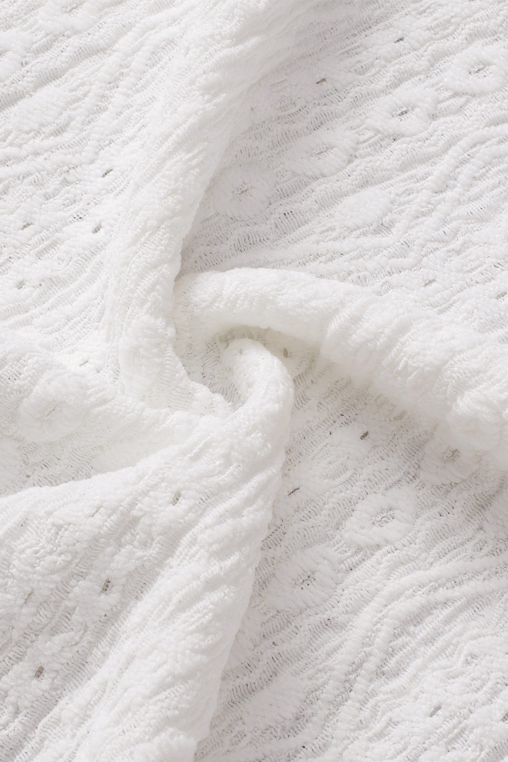 Witte top met geborduurde oogjes en geschulpte korte mouwen