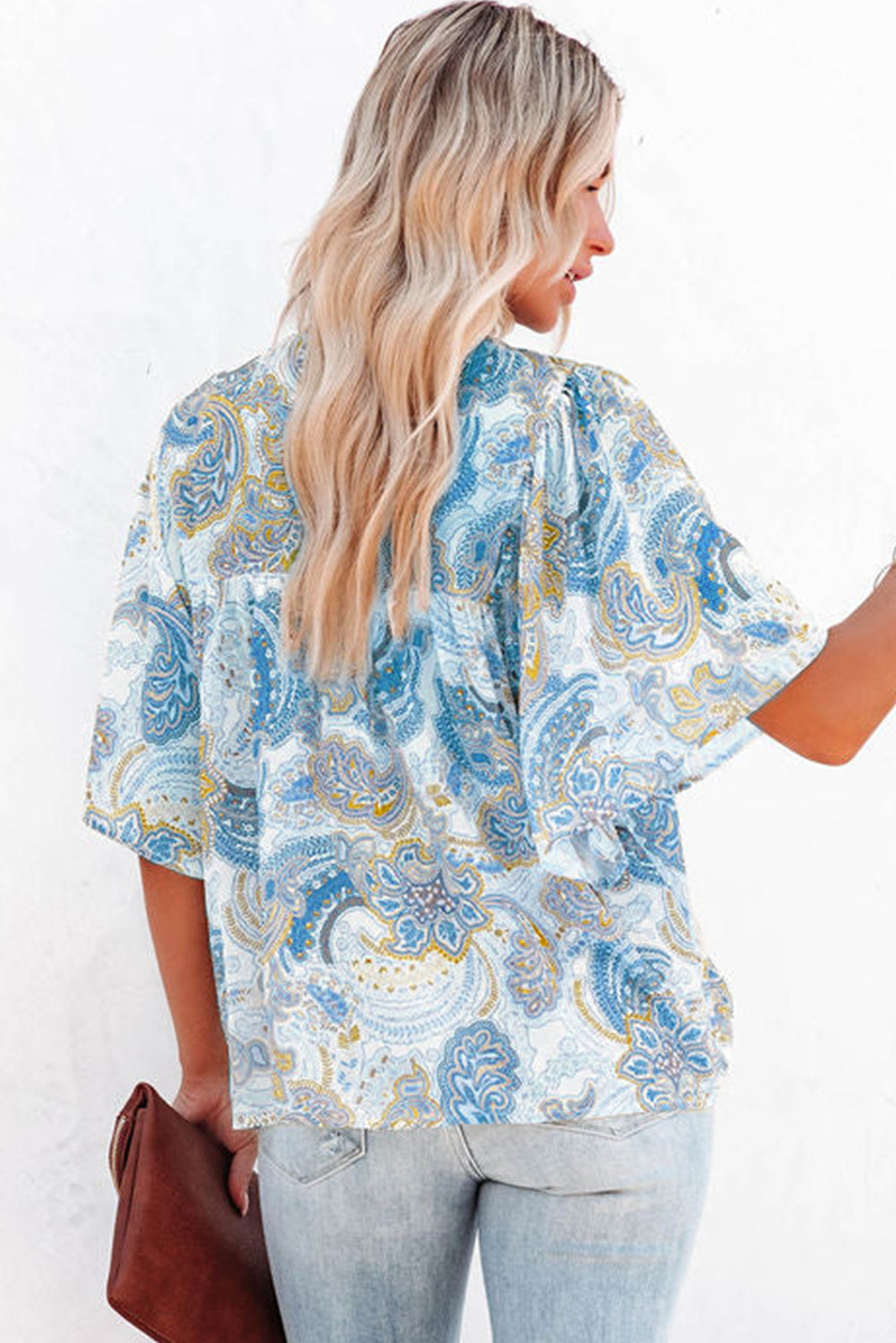 Hemelsblauwe losse blouse met paisleyprint en wijde mouwen