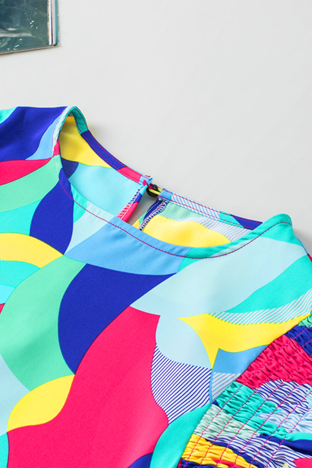 Blouse met veelkleurige abstracte print en stiksels met ruches aan de mouwen