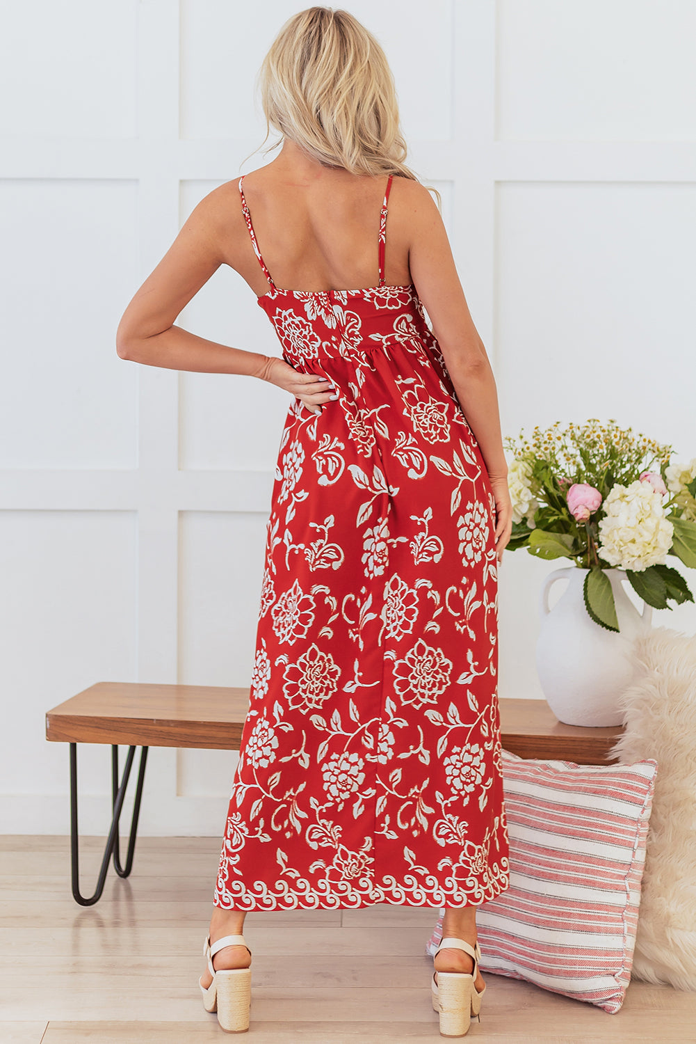 Rode bloemengedrukte spaghetti -strap empire taille maxi -jurk