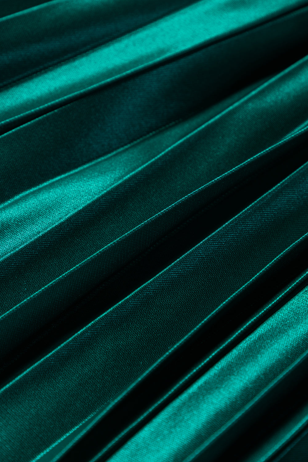 Zwartachtig groene satijnen geplooide maxirok met elastische taille