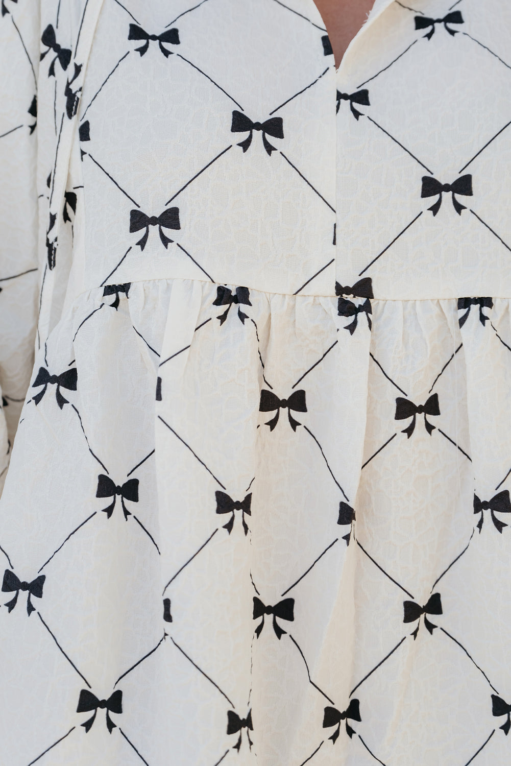 Wit bowtie patroon textured bladerdeeg halve mouw losse mini -jurk