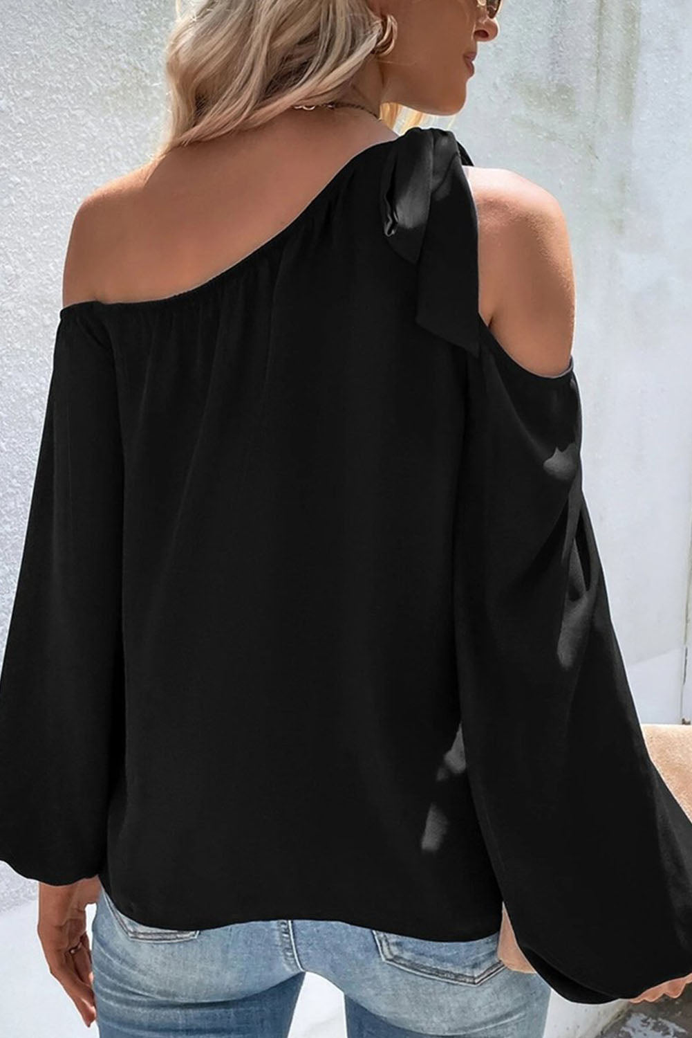 Zwart geknoopte asymmetrische off-shoulder blouse