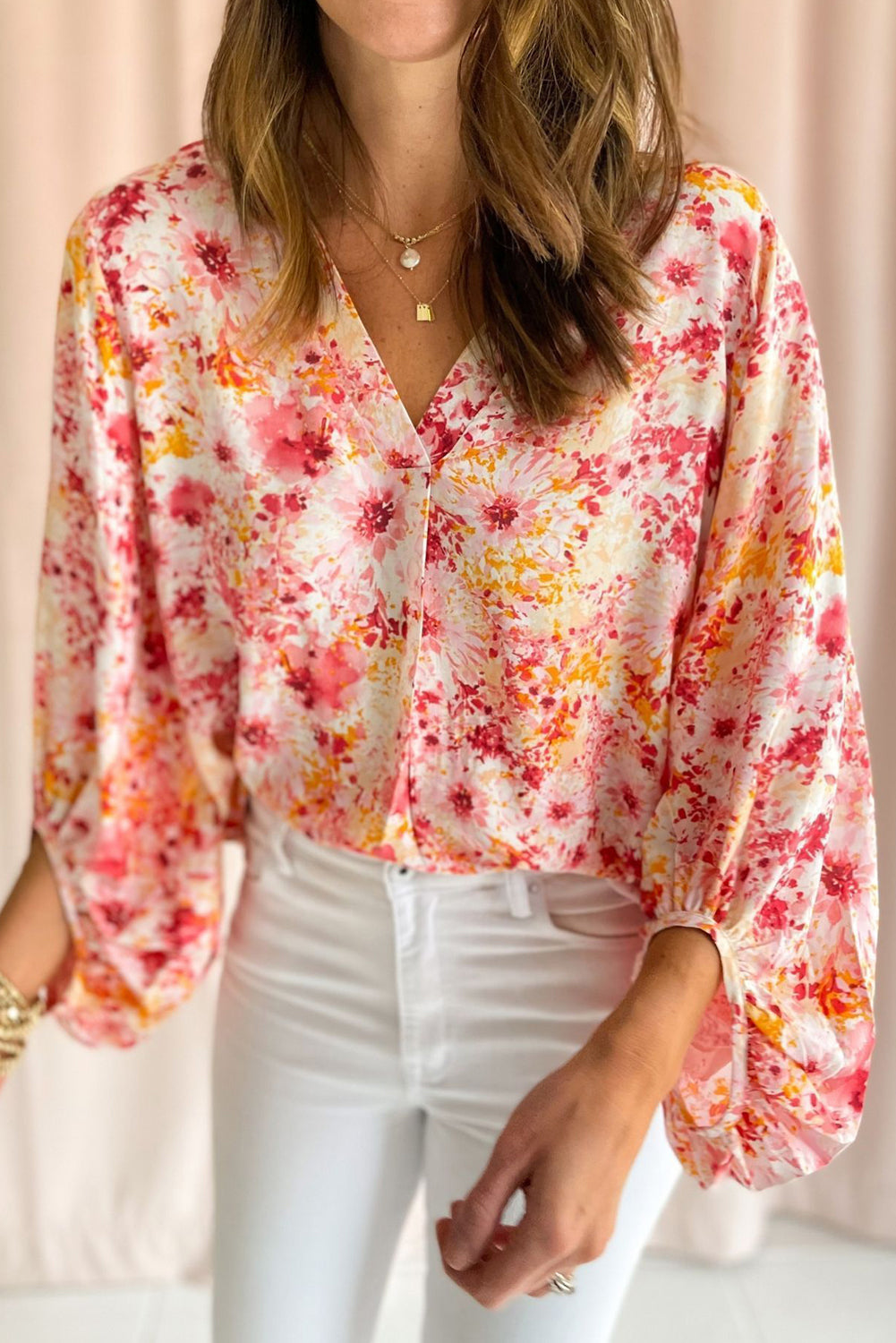Roze, met bloemen bedrukte blouse met V-hals en bubbelmouwen