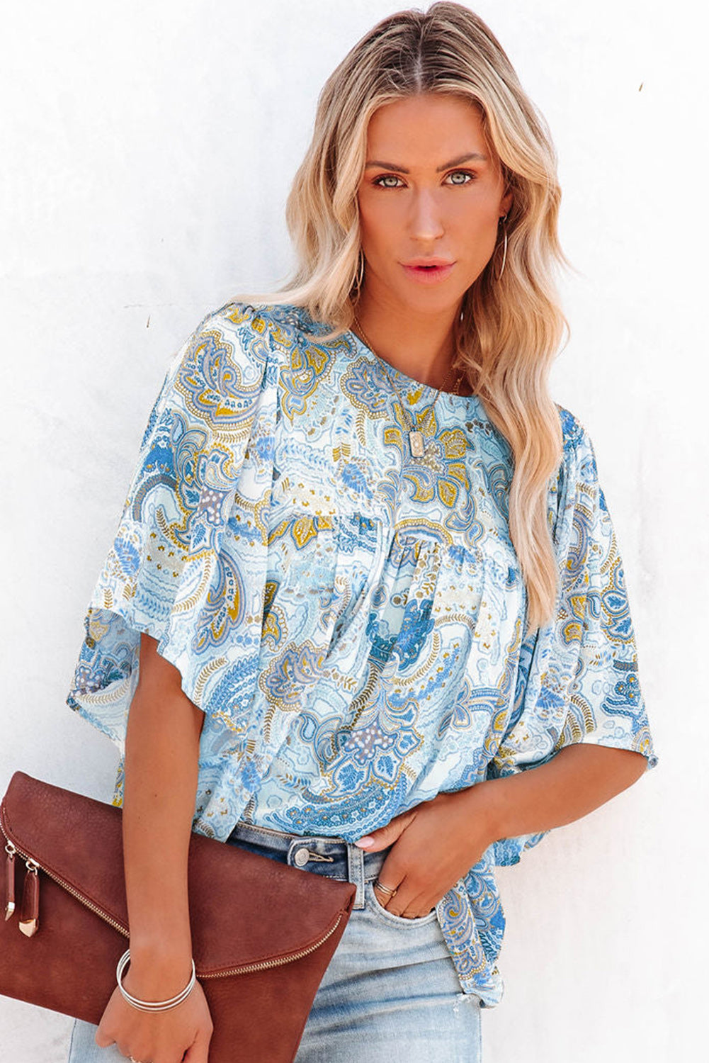 Hemelsblauwe losse blouse met paisleyprint en wijde mouwen