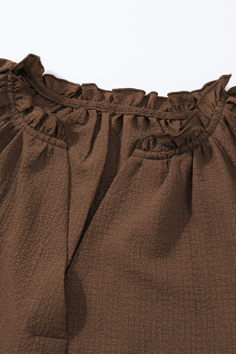 Cichorei koffie ruches split hals gekreukelde blouse met pofmouwen