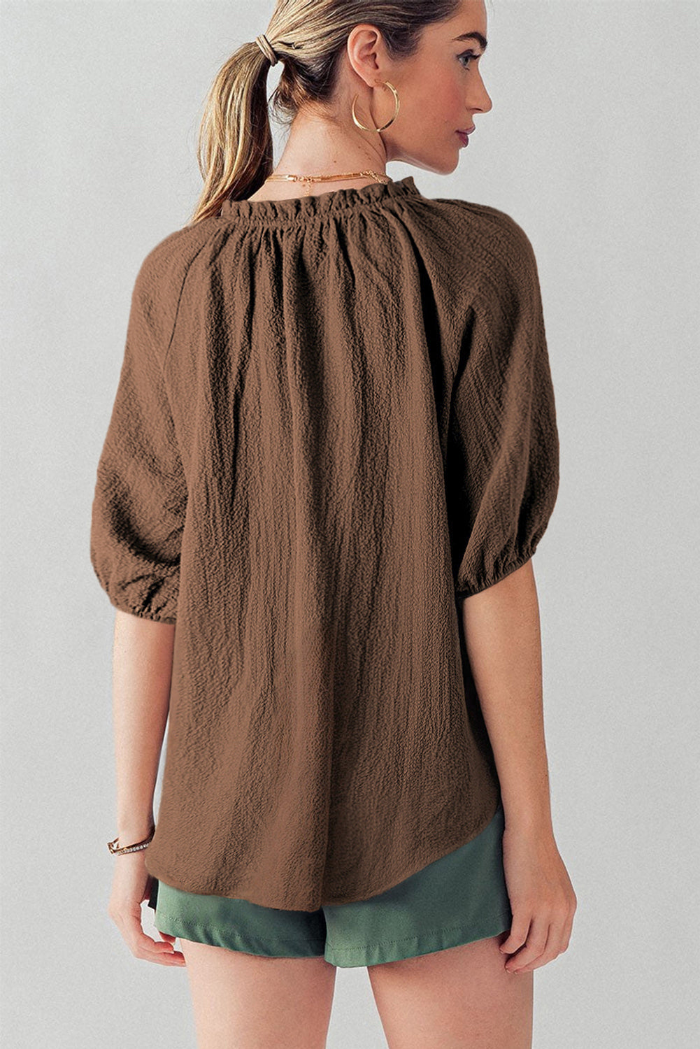 Cichorei koffie ruches split hals gekreukelde blouse met pofmouwen