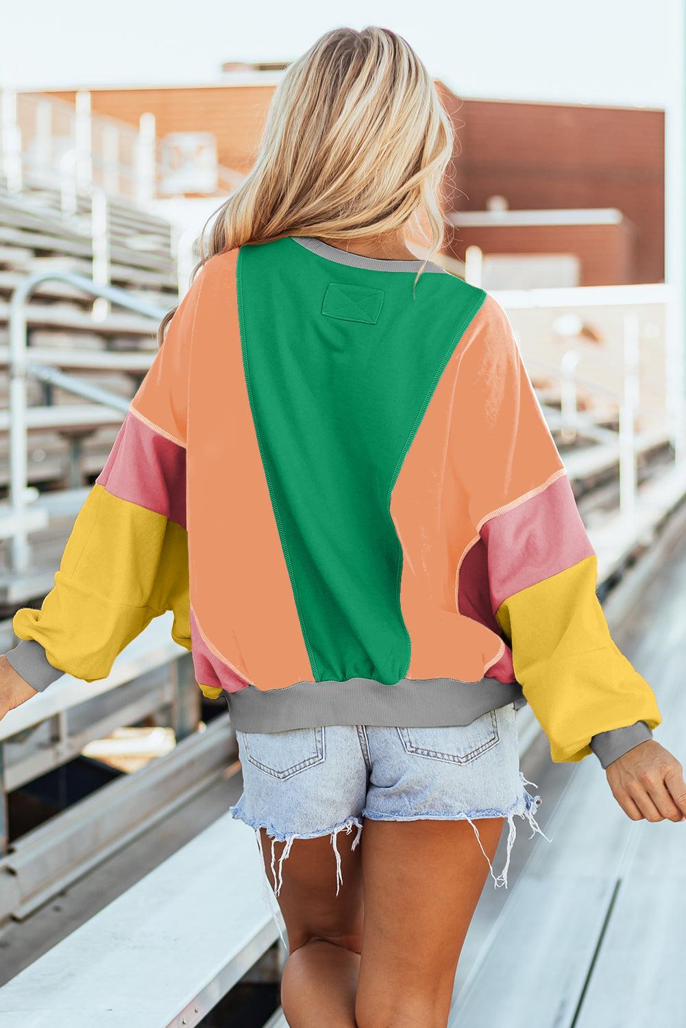 Donkergroene kleurblok patchwork blootgestelde stiksels oversized top