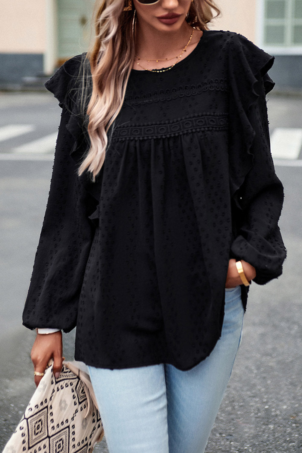 Zwarte kanten blouse met oogjes, ruches, schouder en lange mouwen