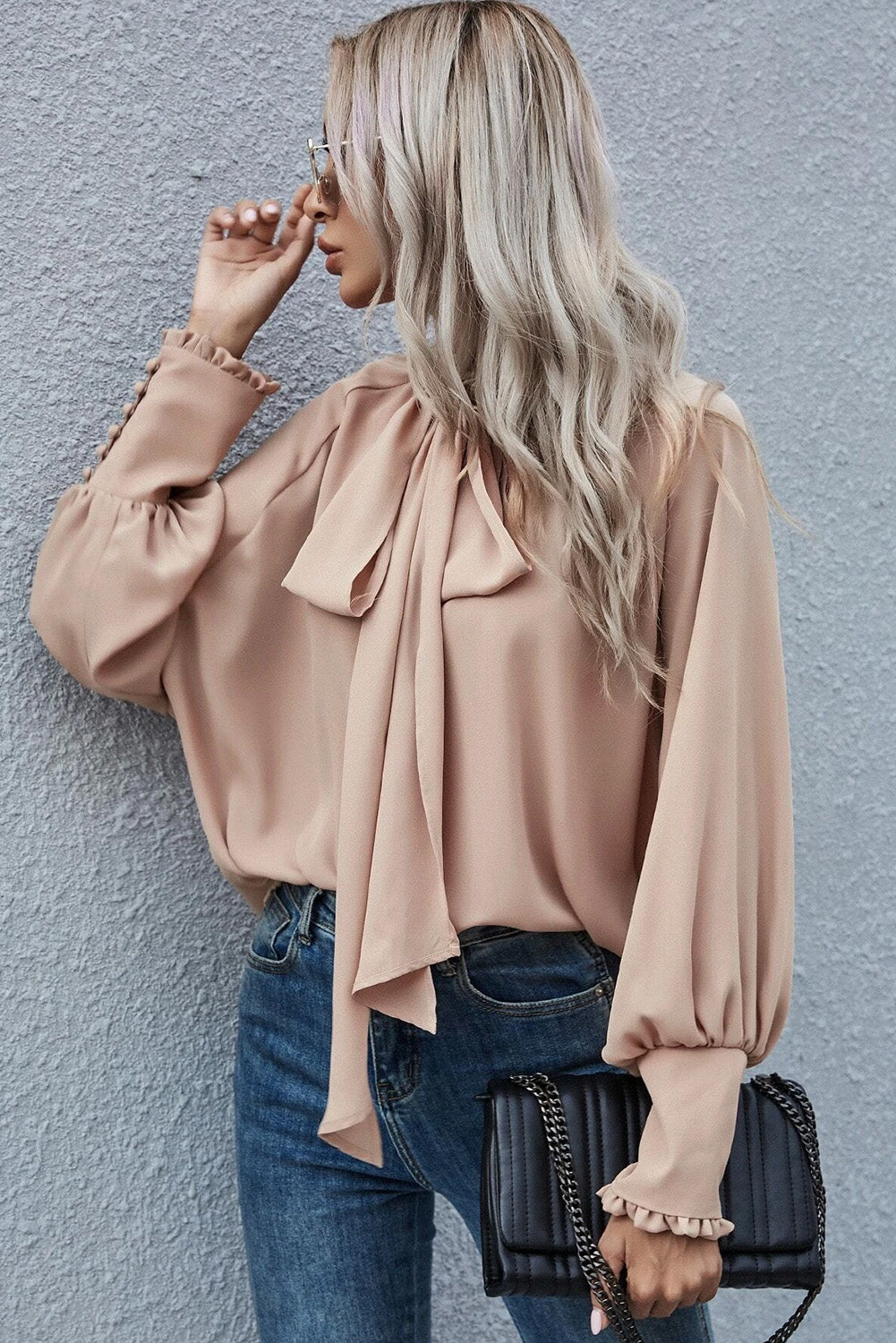 Kaki blouse met geknoopte nephals en bisschopsmouwen met ruches
