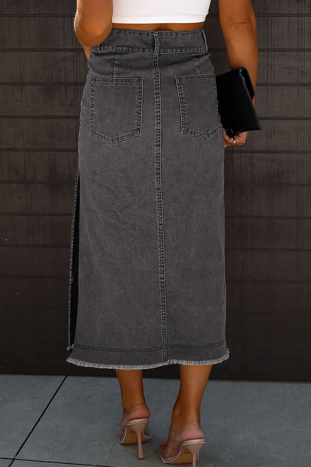 Zwarte midi-denimrok met ruwe rand en zijsplitten