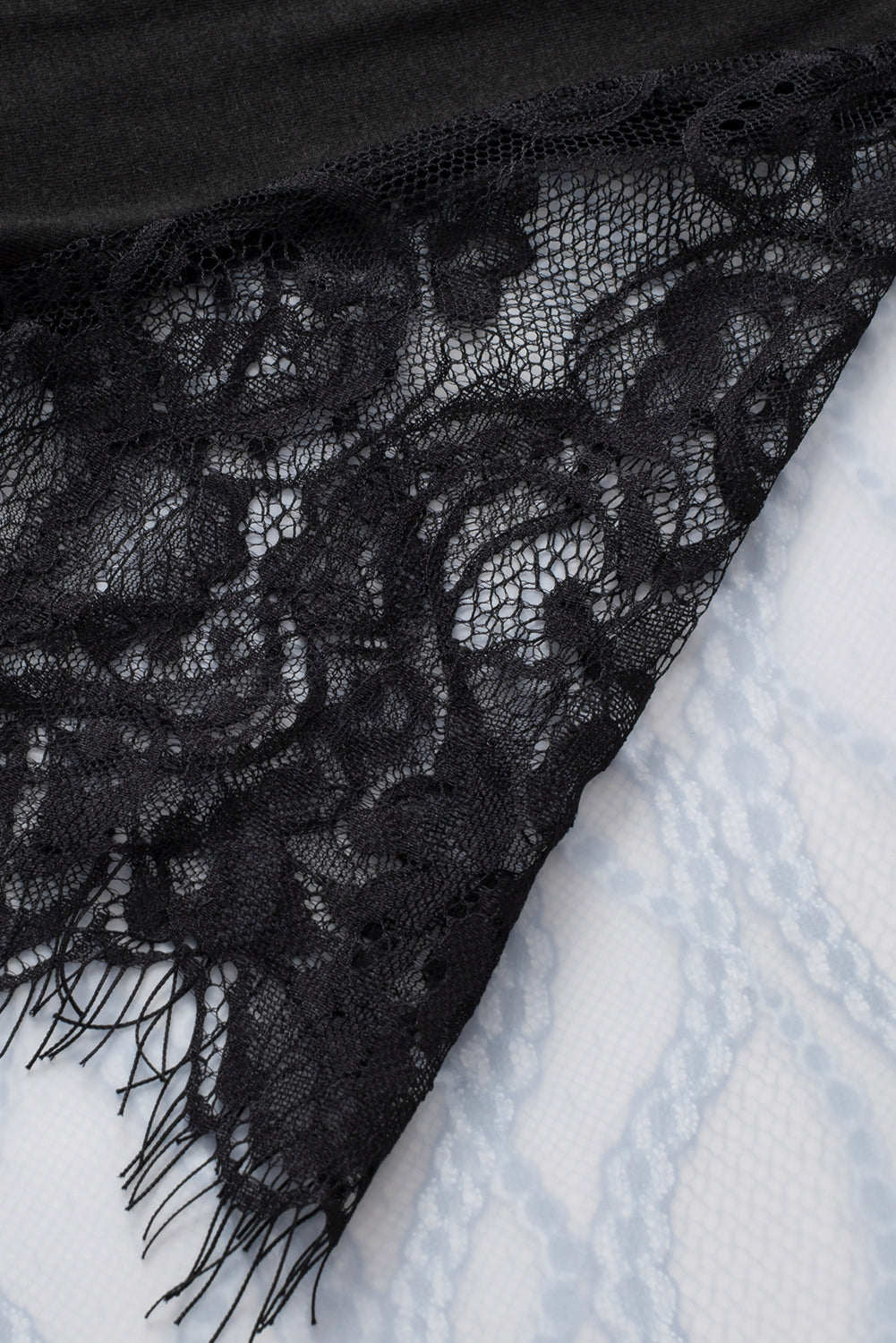 Zwarte babydoll-top met kanten mouwen en V-hals en ruches