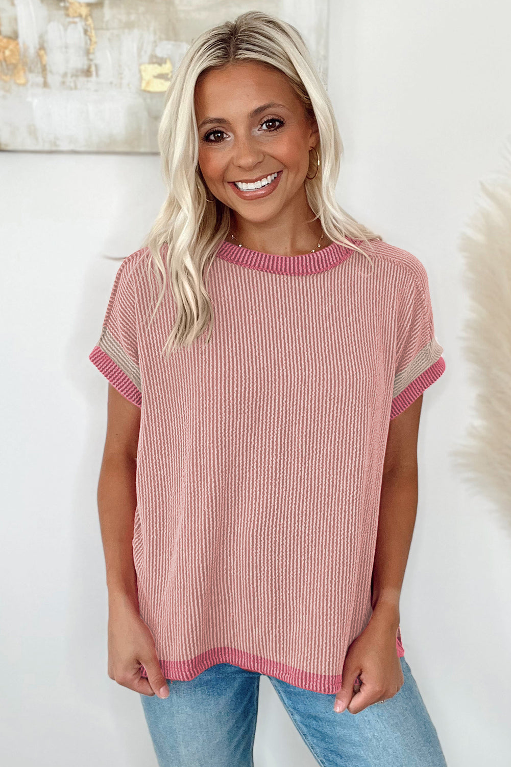 Lichtroze T-shirt met ronde hals en contrasterende rand