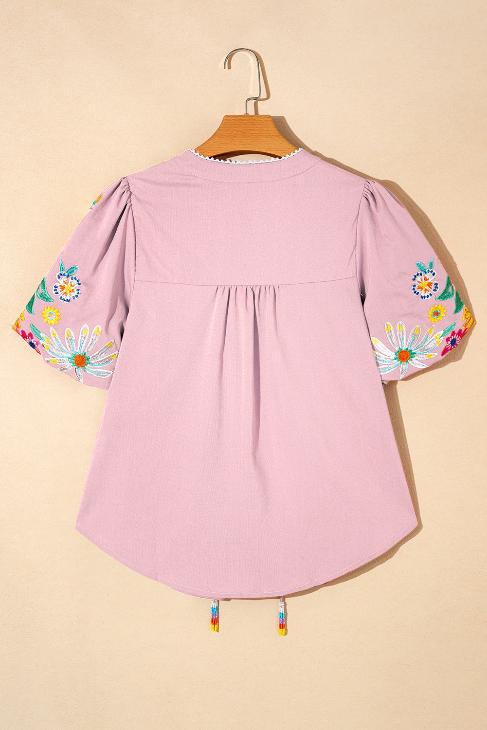 Roze bloemen geborduurde blouse met split aan de hals en pofmouwen