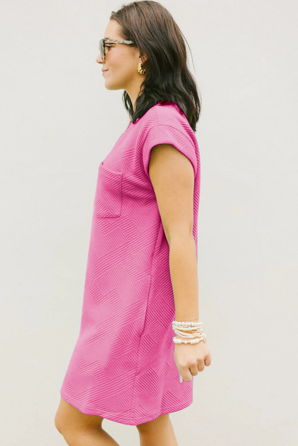 Sachet roze getextureerde T-shirtjurk met kapmouwen