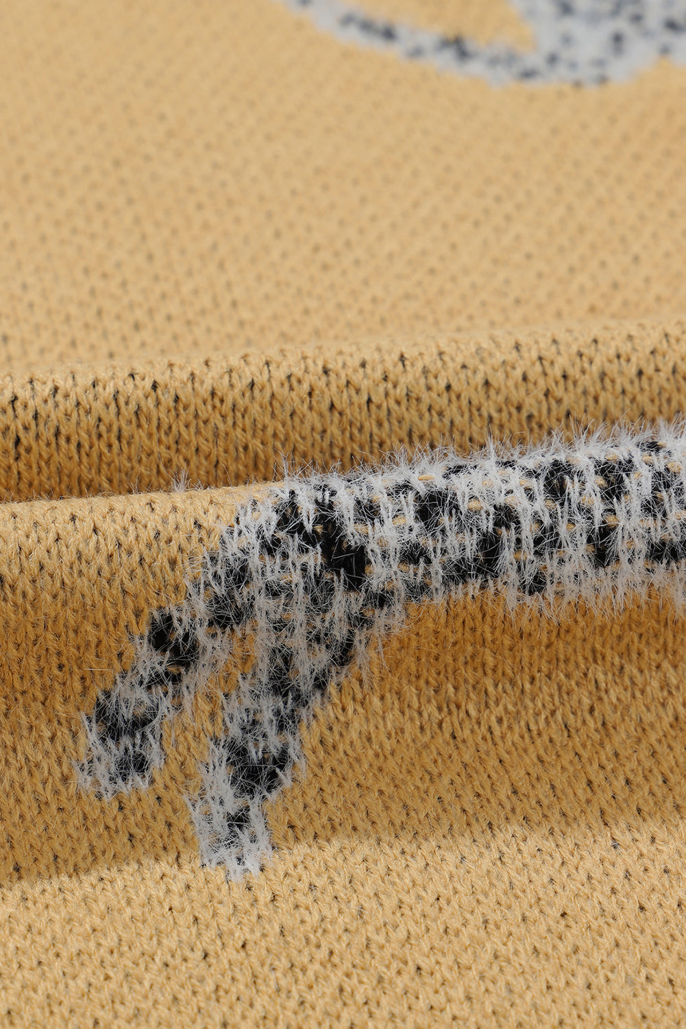 Camelkleurige trui met ronde hals en cheetah-accent