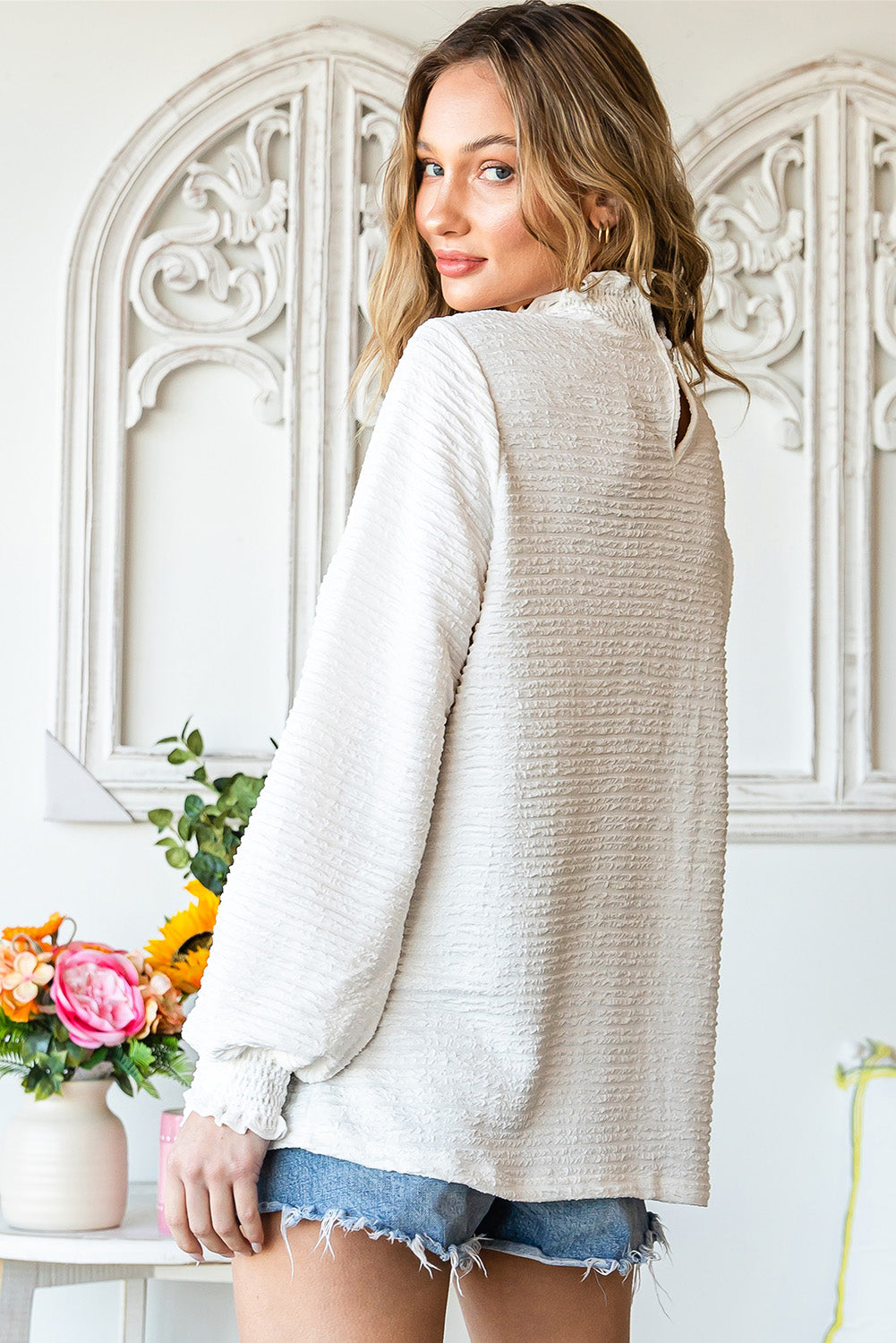 Witte blouse met gesmokte hals en bisschopsmouwen met ruches