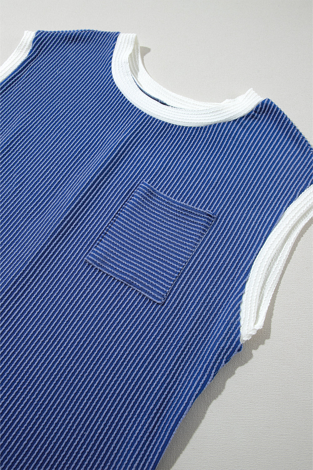 Zeilblauwe, geribde T-shirtjurk met getextureerde kapmouwen