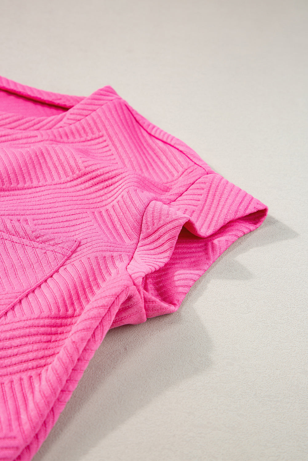 Sachet roze getextureerde T-shirtjurk met kapmouwen
