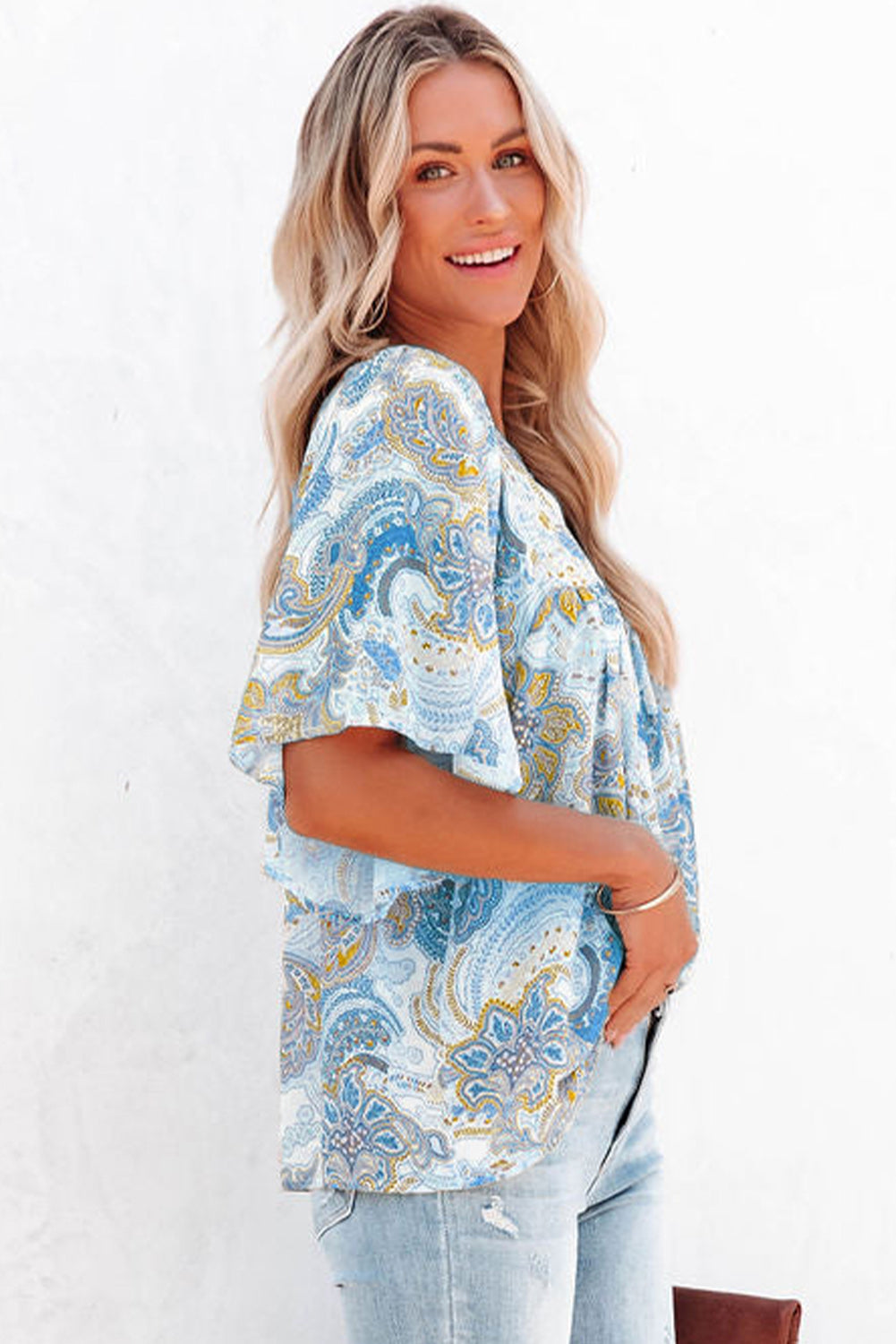 Hemelsblauwe losse blouse met paisleyprint en wijde mouwen