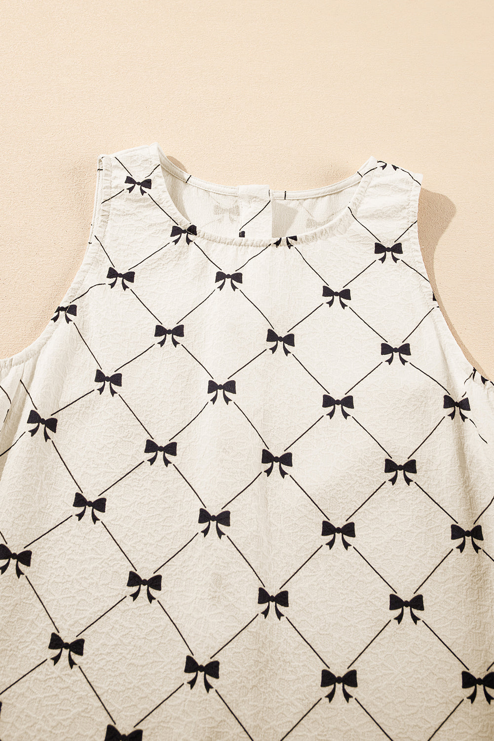 Witte boogkoppeling Pearled Knoppen achterovergegooid mouwloze mini -jurk