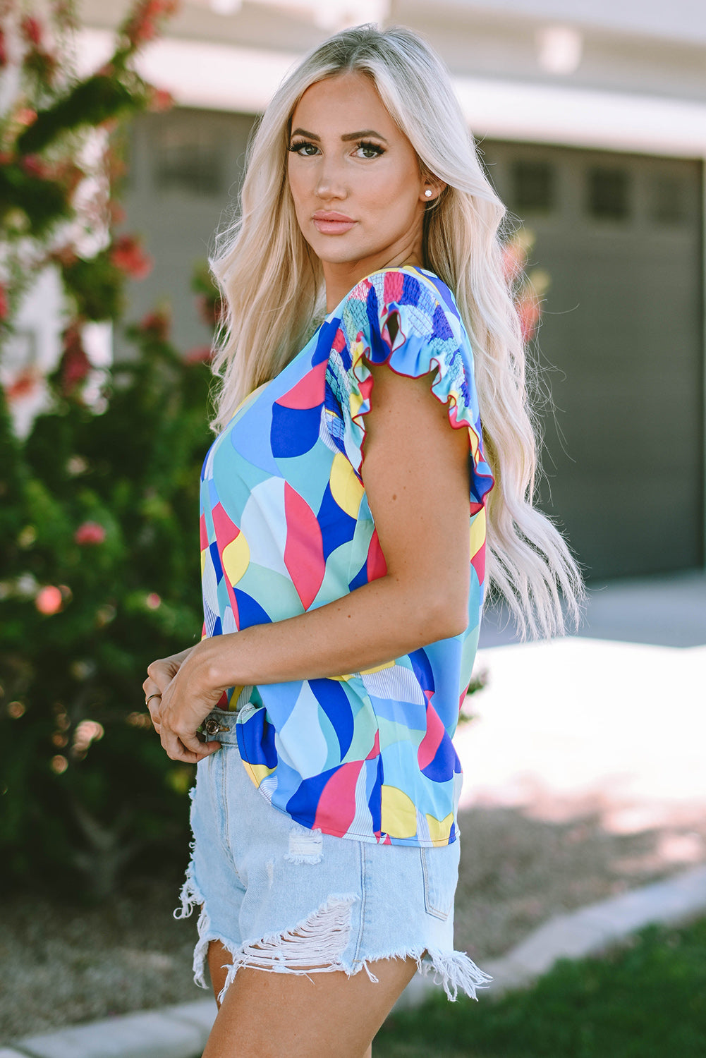 Blouse met veelkleurige abstracte print en stiksels met ruches aan de mouwen