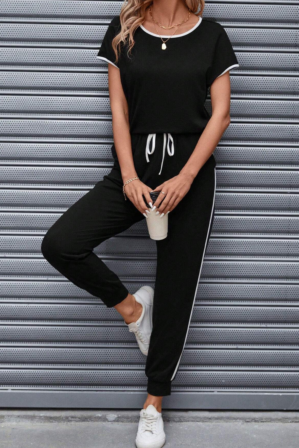 Casual tweedelige loungeset met zwarte colorblockafwerking