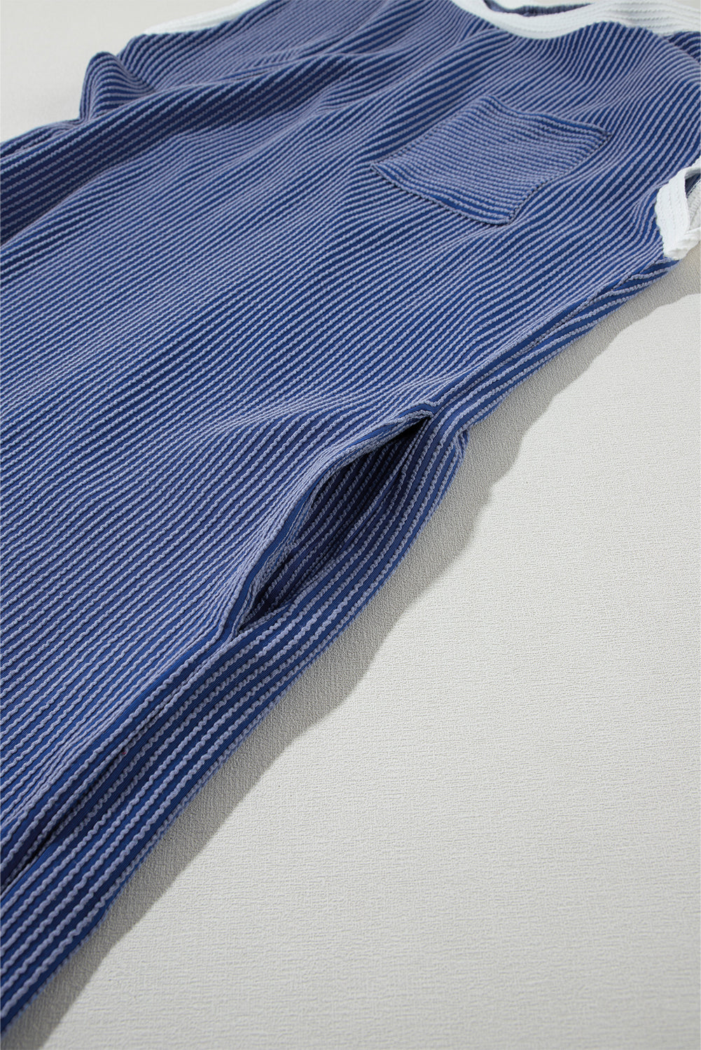 Zeilblauwe, geribde T-shirtjurk met getextureerde kapmouwen