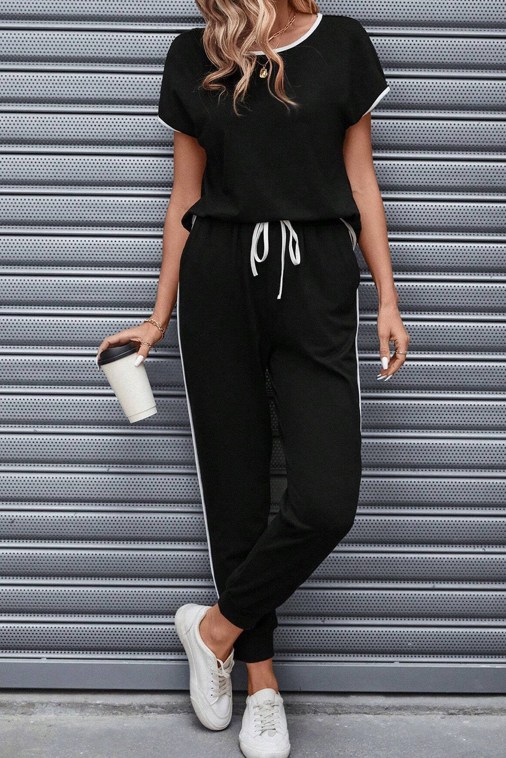 Casual tweedelige loungeset met zwarte colorblockafwerking
