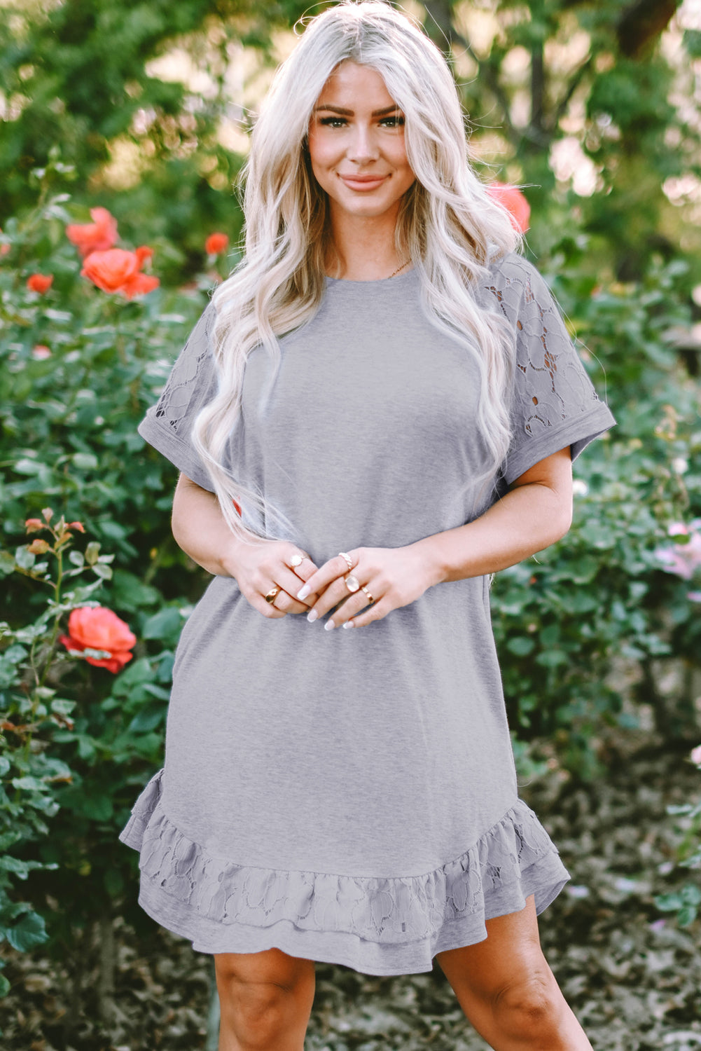 Lichtgrijze T-shirtjurk met kanten bloemenpatchwork en ruches