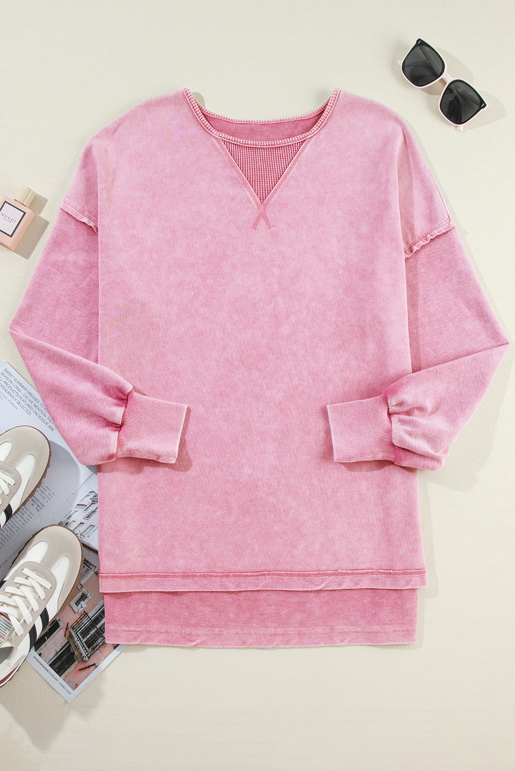Aardbeienroze sweatshirt met lage schouder en minerale wassing