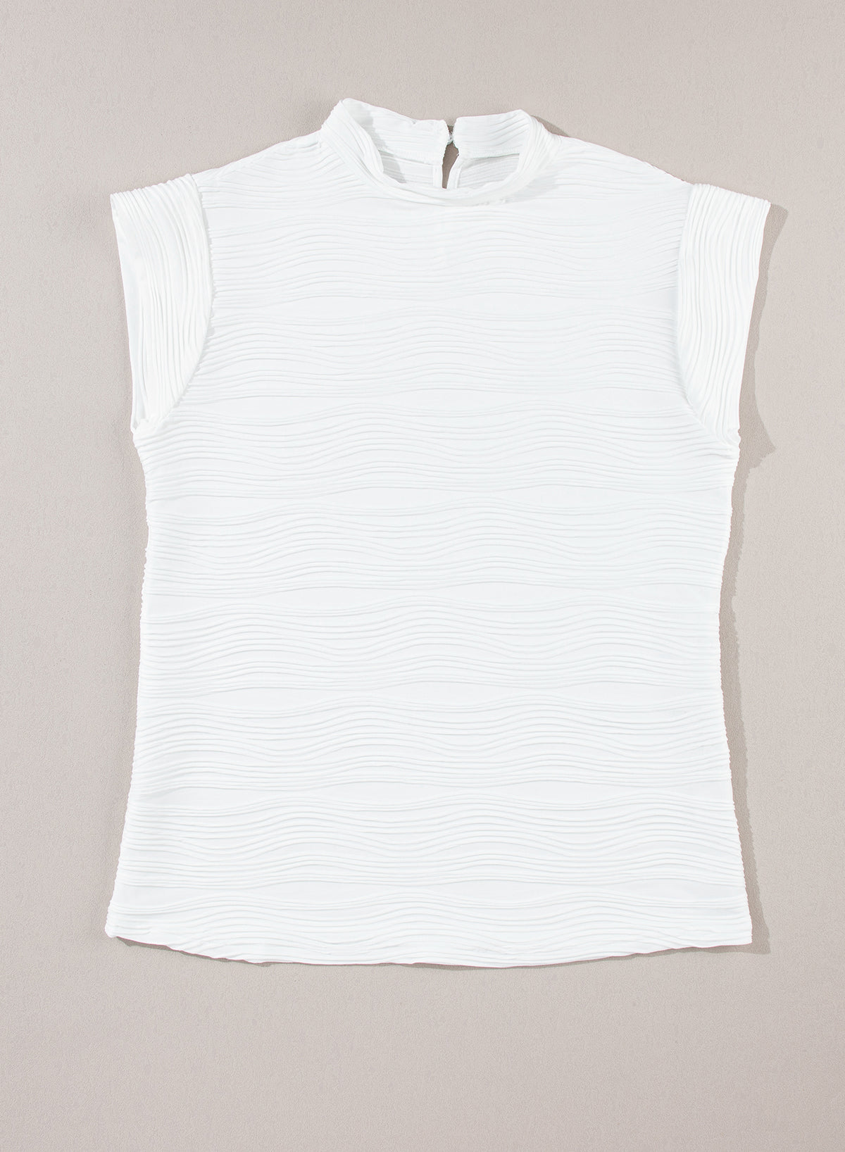 Witte golvende top met nephals en kapmouwen