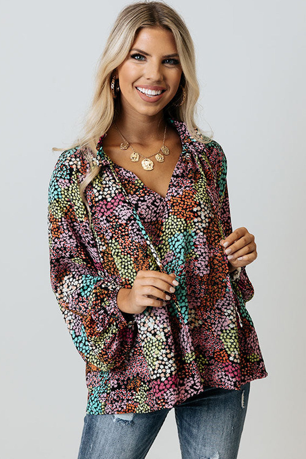 Veelkleurige, levendige, gebloemde blouse met V-hals en pofmouwen