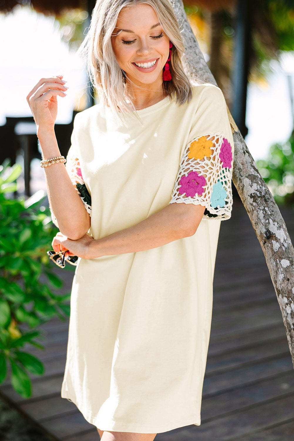 Witte bloemen gehaakte T-shirtjurk met splitmouwen