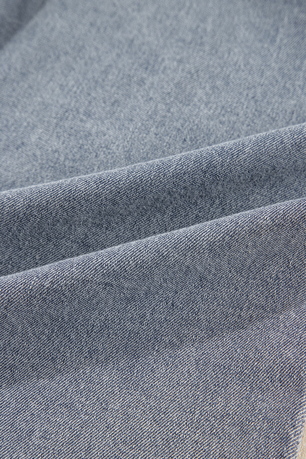 Beau blauw denim overhemd met gerafelde mouwen en ruches