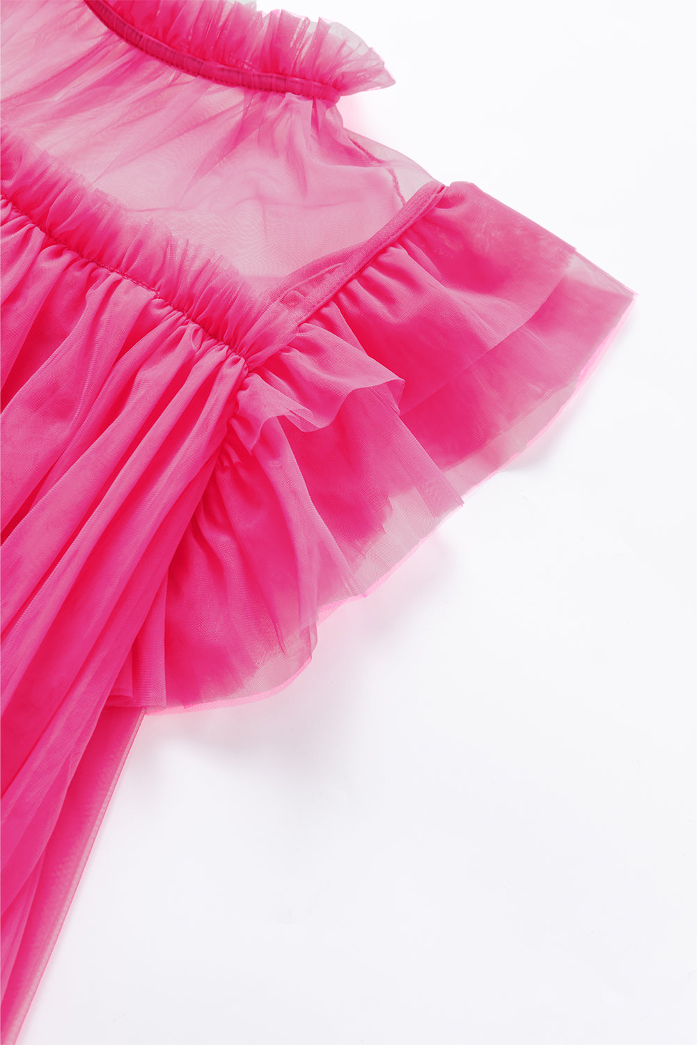 Uitlopende babydollblouse van aardbeiroze tule met ruches aan de mouwen