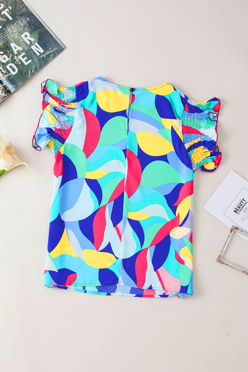 Blouse met veelkleurige abstracte print en stiksels met ruches aan de mouwen