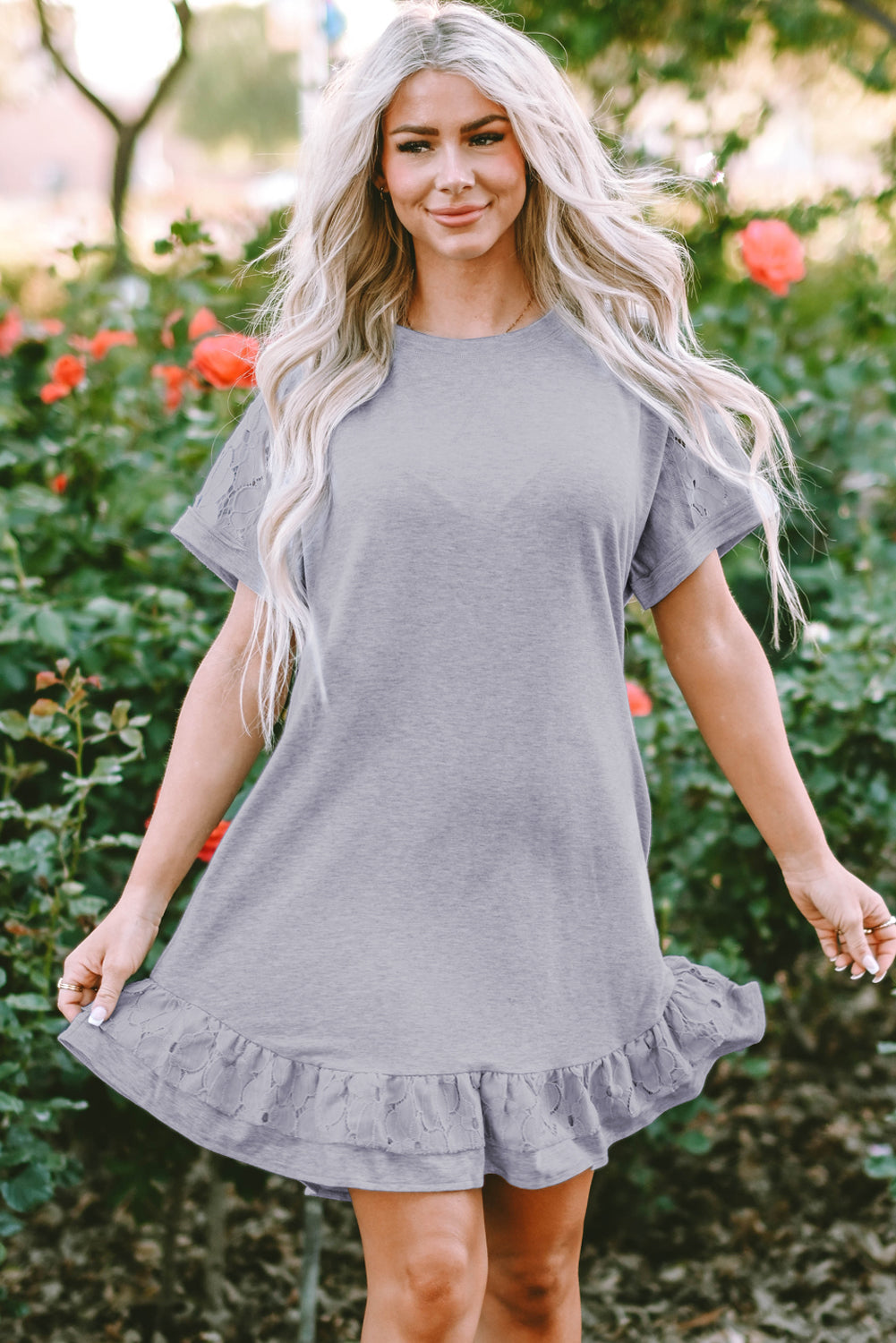 Lichtgrijze T-shirtjurk met kanten bloemenpatchwork en ruches