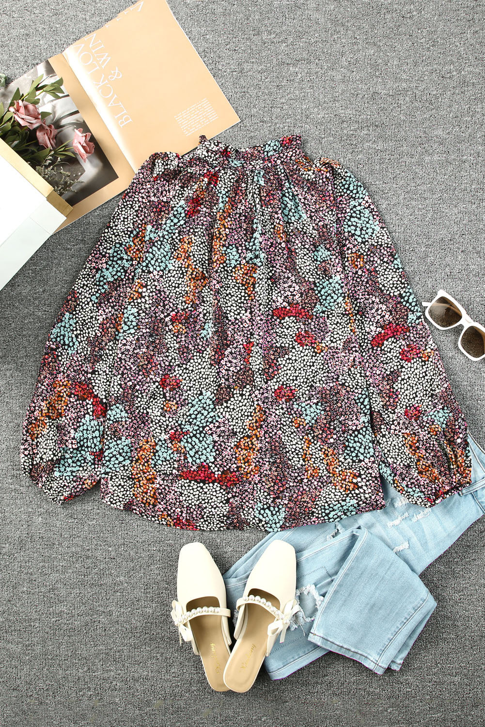 Veelkleurige, levendige, gebloemde blouse met V-hals en pofmouwen