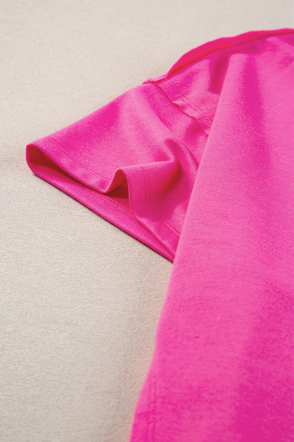 Felroze oversized T-shirt met opgestikte zak en zichtbare naad