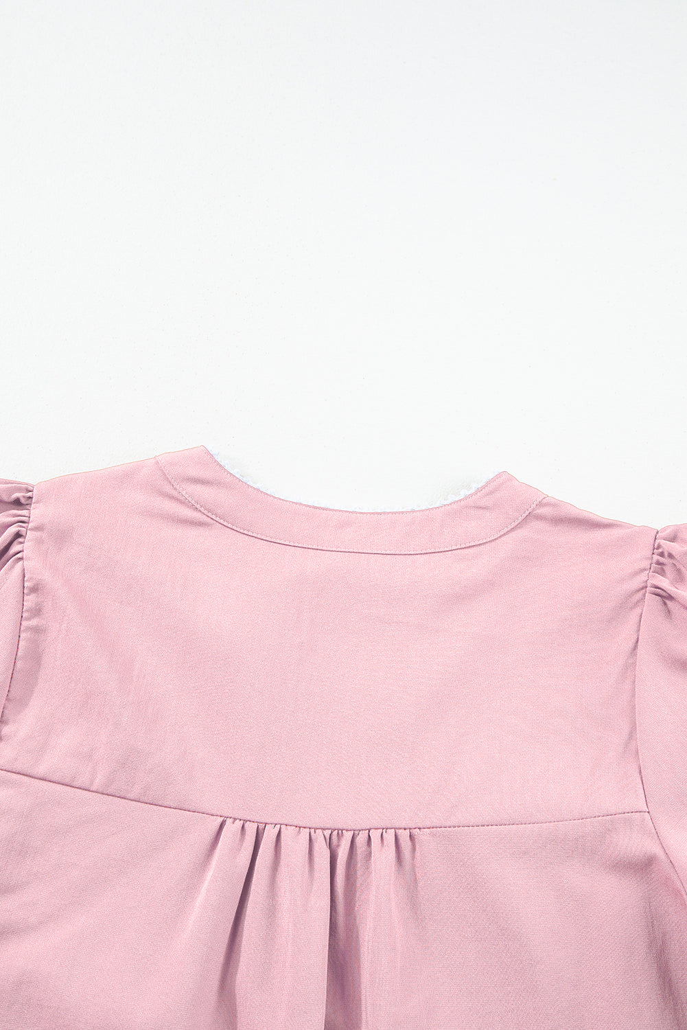 Roze bloemen geborduurde blouse met split aan de hals en pofmouwen