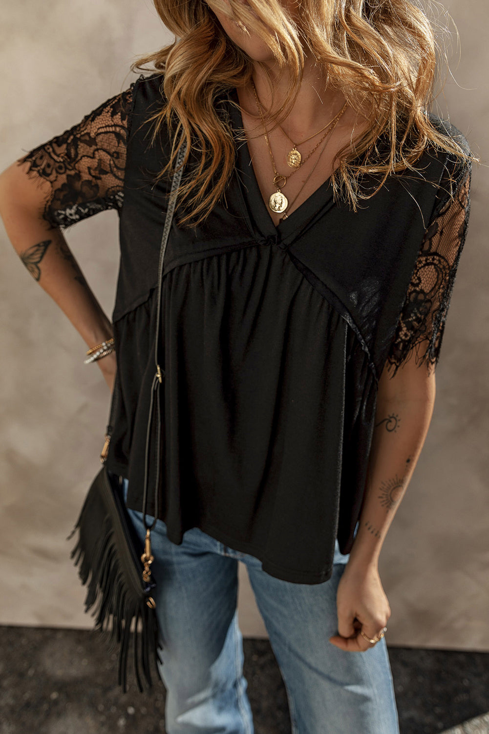 Zwarte babydoll-top met kanten mouwen en V-hals en ruches