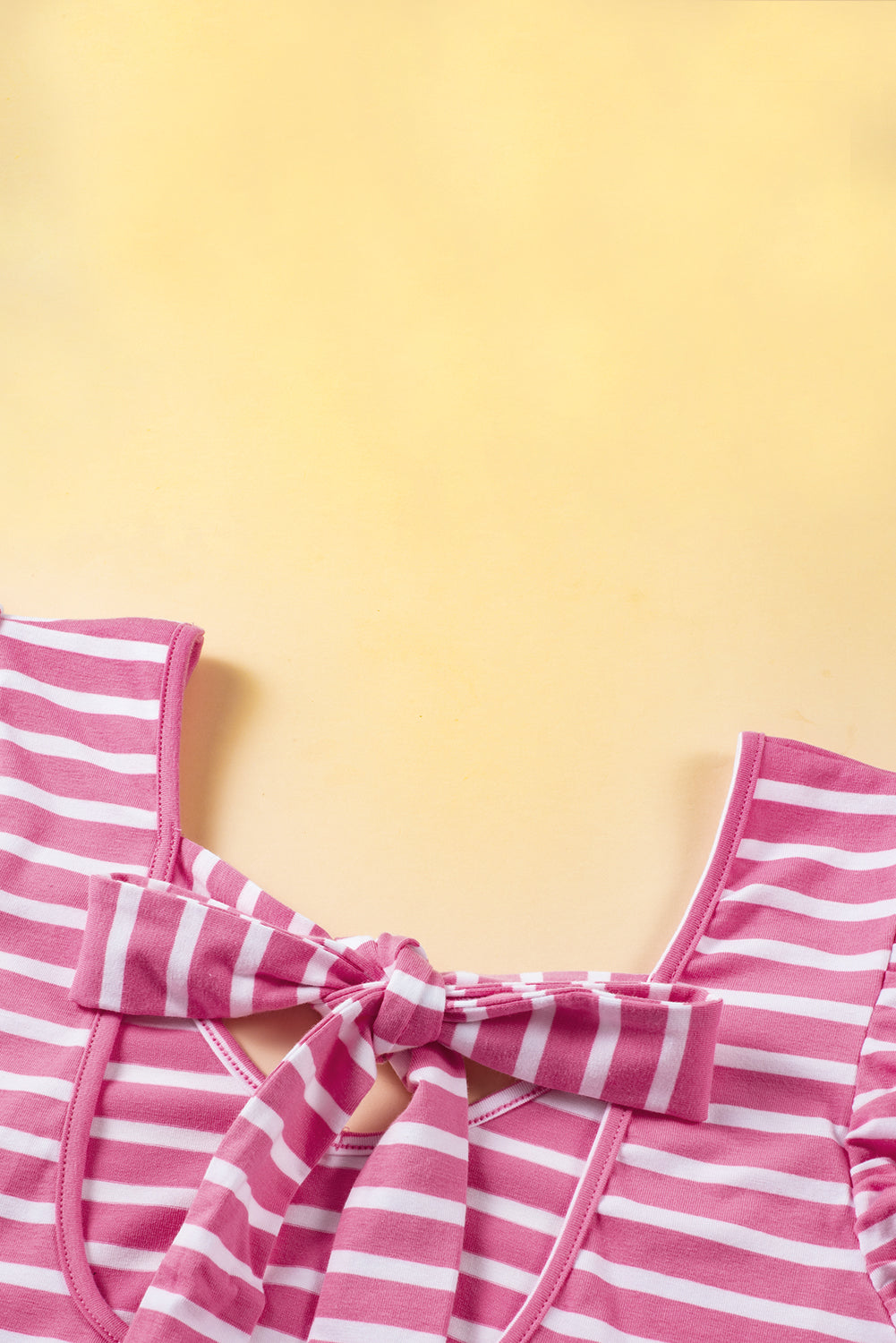 Roze gestreept T-shirt met V-hals, uitgeholde knoop en vlindermouwen