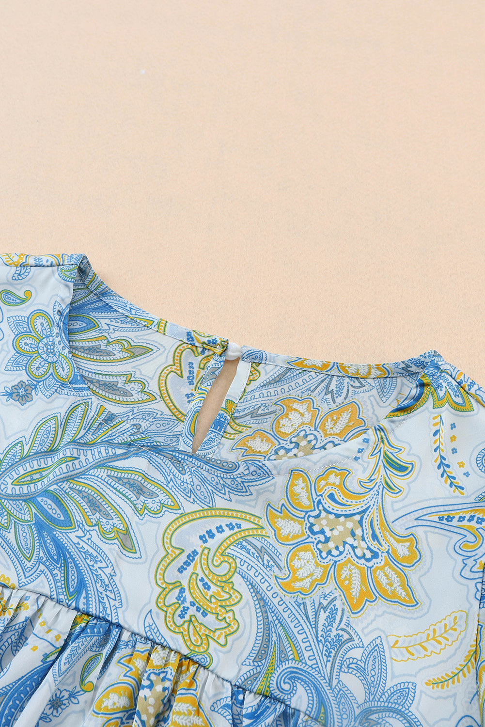 Hemelsblauwe losse blouse met paisleyprint en wijde mouwen